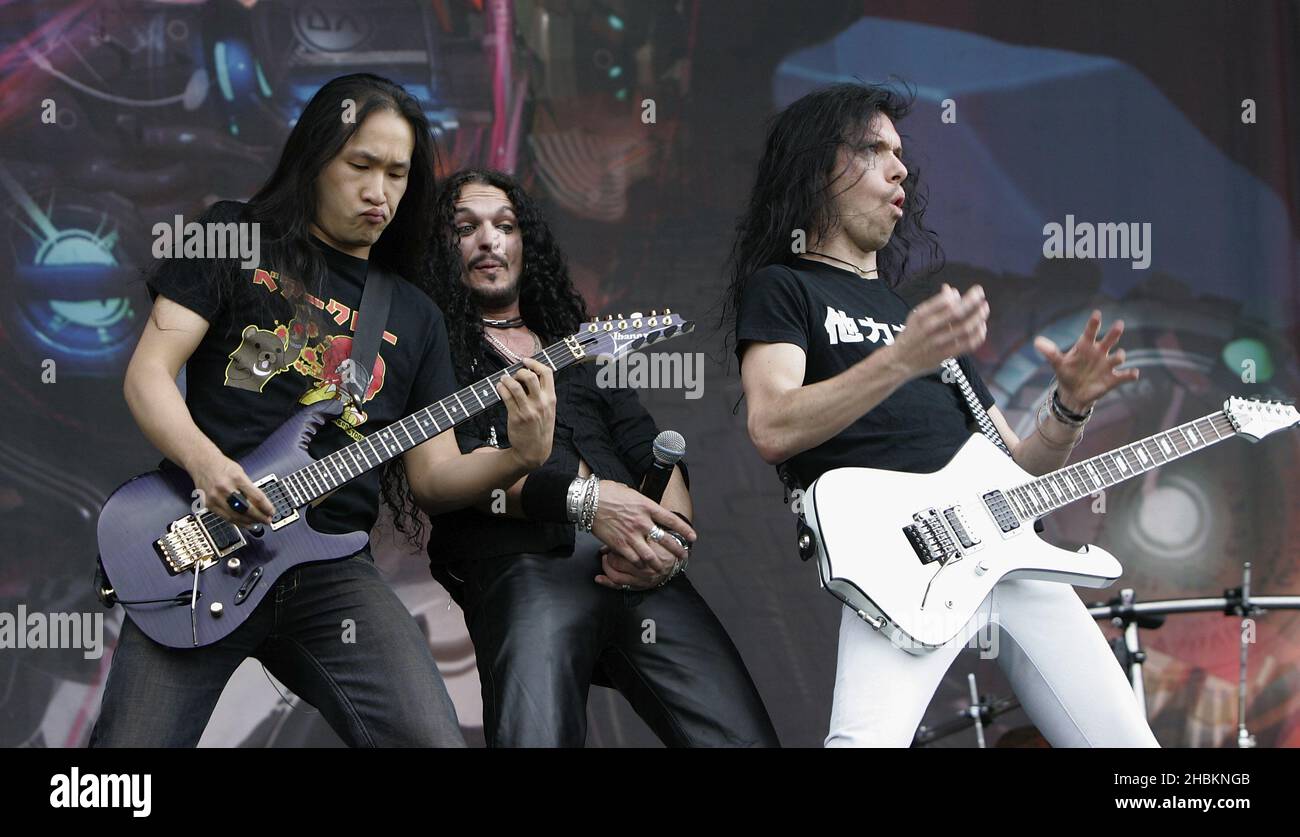 Herman li, ZP Theart, Sam Totman di DragonForce si esibisce sul palco al Download Festival 2009 al Donnington Park, a Derby. Foto Stock