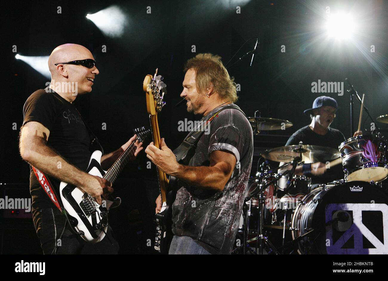 Sammy Hagar e Mark Anthony di Van Halen e Chad Smith di Red Hot Chili Peppers suonano con Chickenfoot al Shepherd's Bush Empire di Londra. Foto Stock