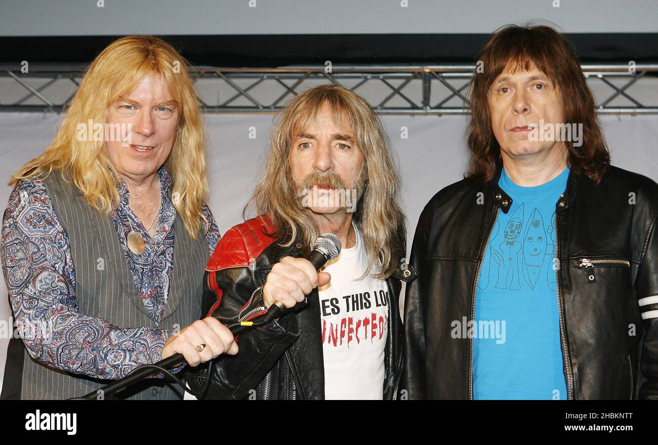 Spool rock band spinal tap, con, da sinistra, David St. Hubbins (Michael McKean), Derek Smalls (Harry Shearer) e Nigel Tufnel (Christopher Guest) posano per le foto per il lancio del Classic Rock Roll of Honor Nominations all'Hard Rock Cafe di Hyde Park, Londra Foto Stock