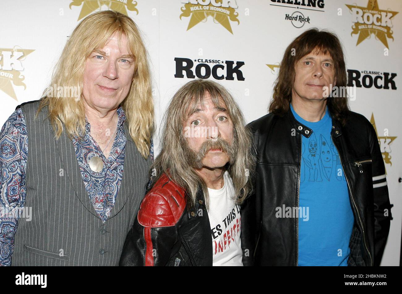 Spool rock band spinal tap, con, da sinistra, David St. Hubbins (Michael McKean), Derek Smalls (Harry Shearer) e Nigel Tufnel (Christopher Guest) posano per le foto per il lancio del Classic Rock Roll of Honor Nominations all'Hard Rock Cafe di Hyde Park, Londra Foto Stock