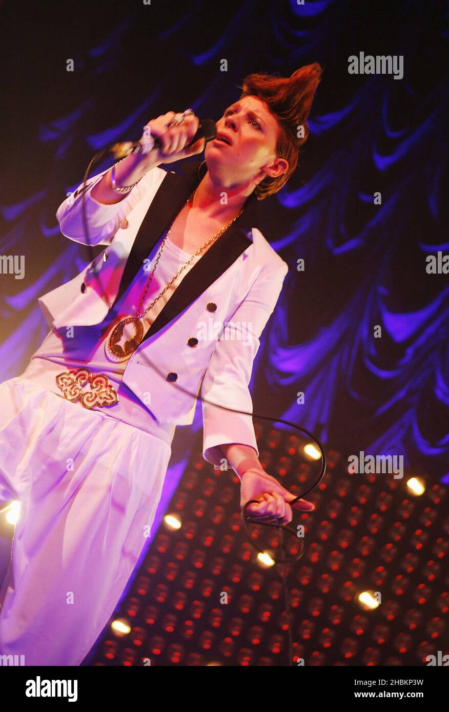 La Roux si esibisce sul palco al Forum, Kentish Town, Londra. Foto Stock