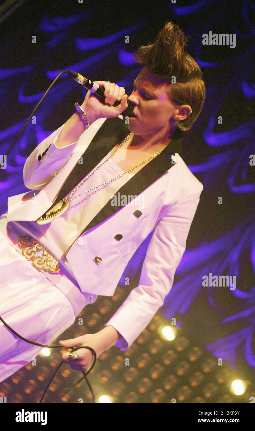 La Roux si esibisce sul palco al Forum, Kentish Town, Londra. Foto Stock