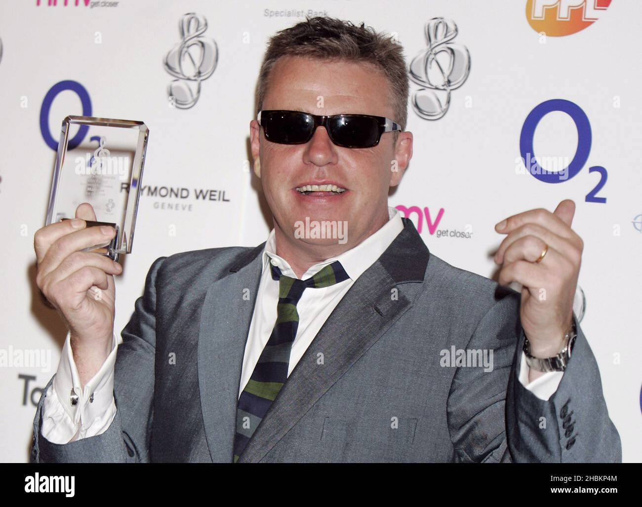 Imbarazzato al 1600 Venerdì 3 luglio. Suggs of Madness vince l'Icon Award ai Silver Clef Awards O2 all'Hilton Hotel nel centro di Londra. Foto Stock