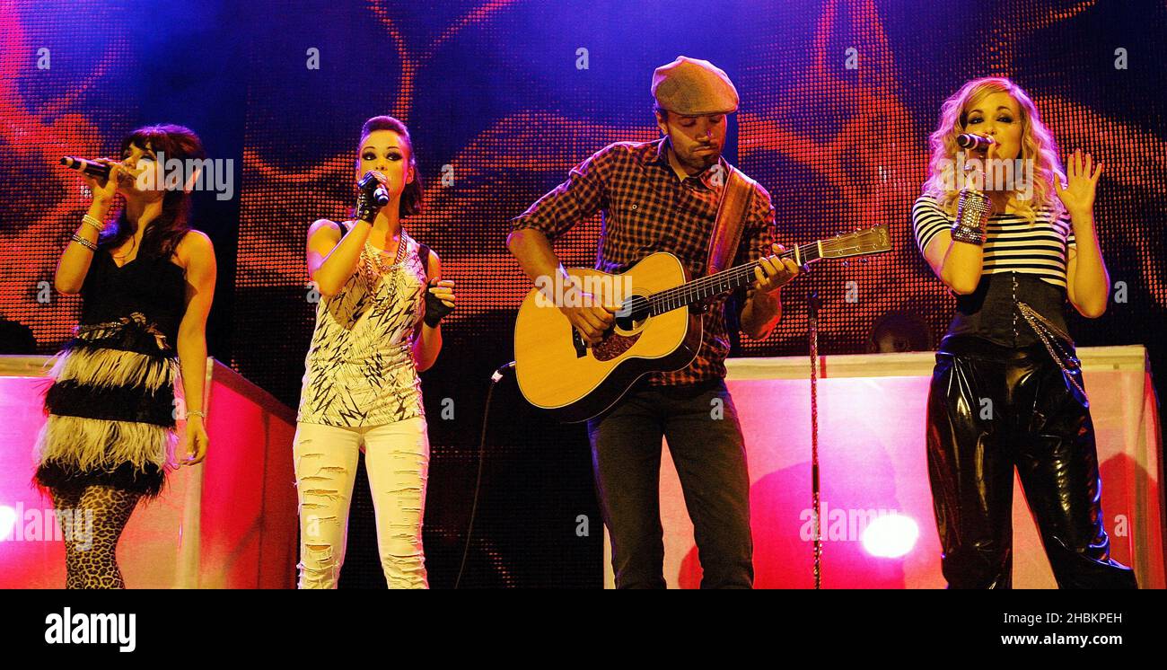 Phoebe, Daizy e Jess of Girls non possono prendere esibirsi con Marcus all'iTunes Festival presso la Roundhouse di Londra Foto Stock