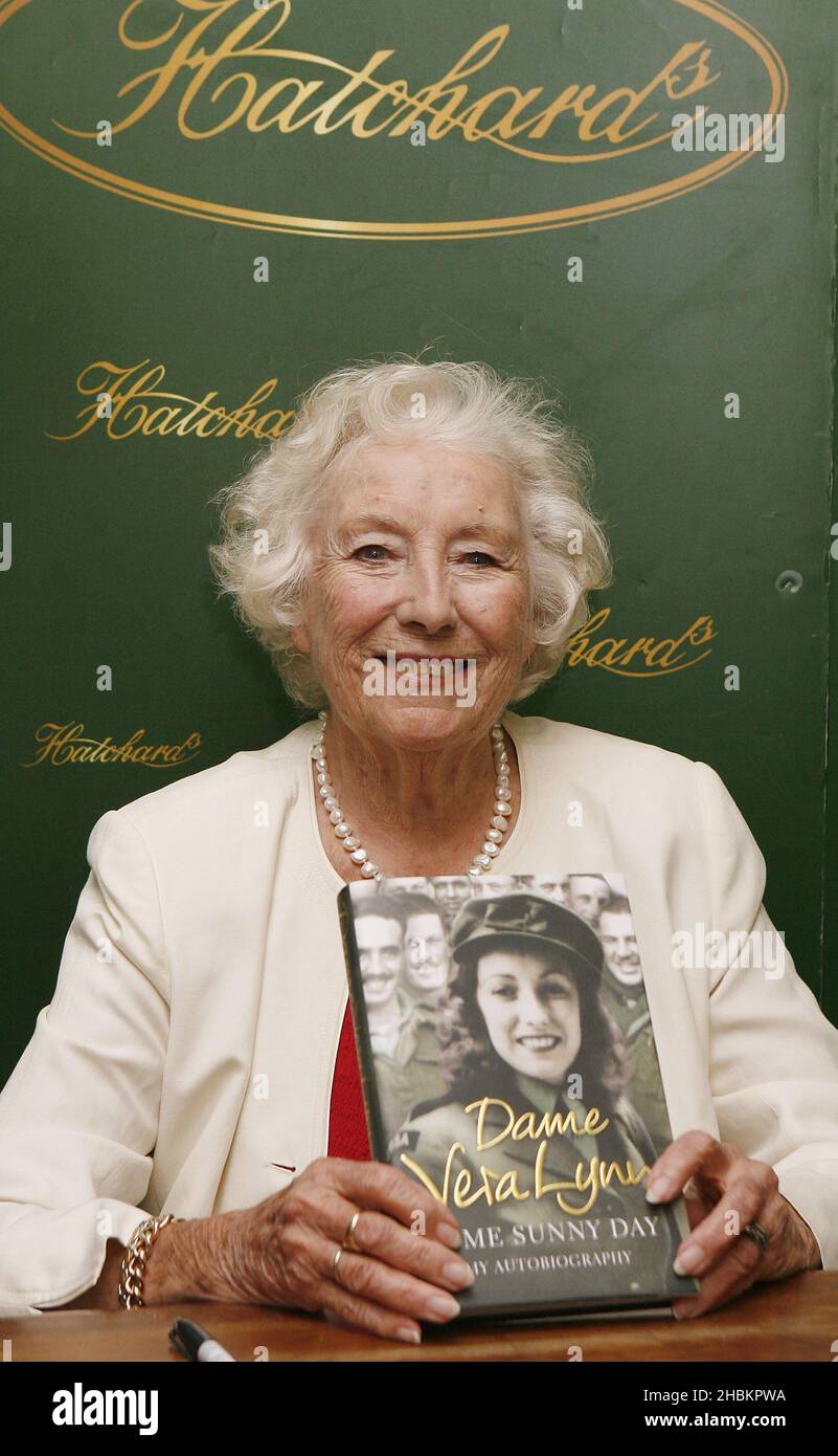 Dame vera Lynn firma copie della sua nuova autobiografia, 'Some Sunny Day', Hatchards, Piccadilly, Londra. Foto Stock