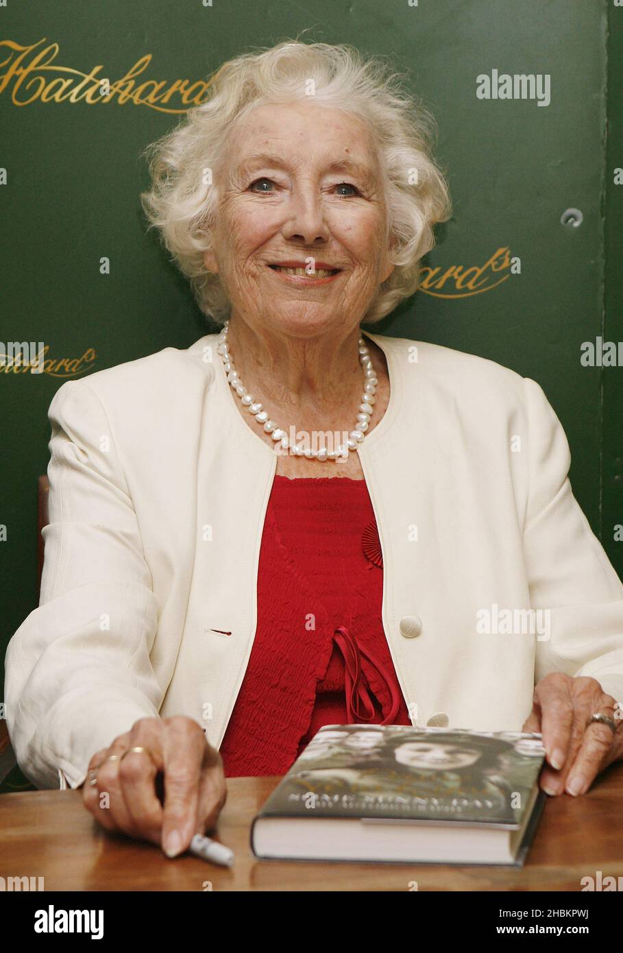 Dame vera Lynn firma copie della sua nuova autobiografia, 'Some Sunny Day', Hatchards, Piccadilly, Londra. Foto Stock