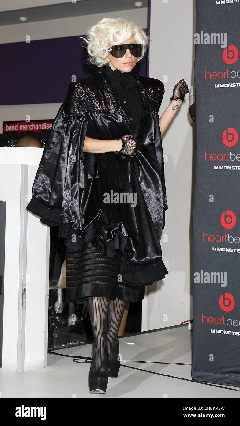 Lady Gaga partecipa a una fotocellula per lanciare il suo nuovo prodotto audiovisivo (in collaborazione con Monster Cable) a HMV Oxford Street, nel centro di Londra. Foto Stock