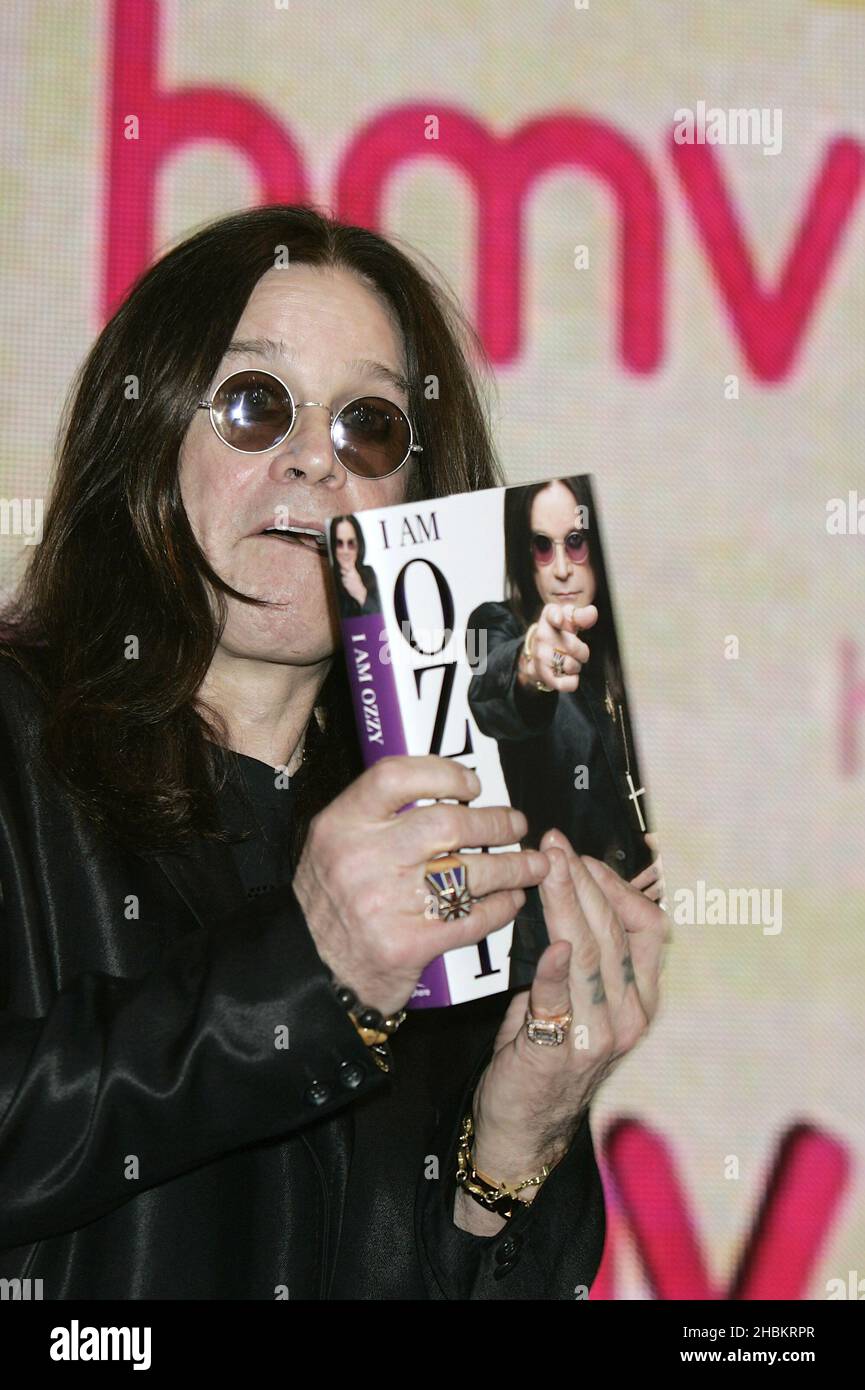 Ozzy Osbourne firma copie del suo nuovo libro, 'i am Ozzy' a HMV, Oxford Street, Londra Foto Stock