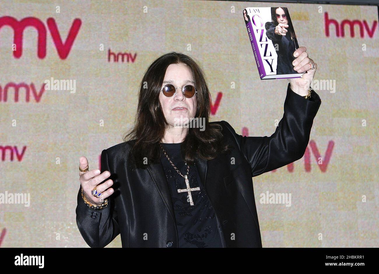 Ozzy Osbourne firma copie del suo nuovo libro, 'i am Ozzy' a HMV, Oxford Street, Londra Foto Stock