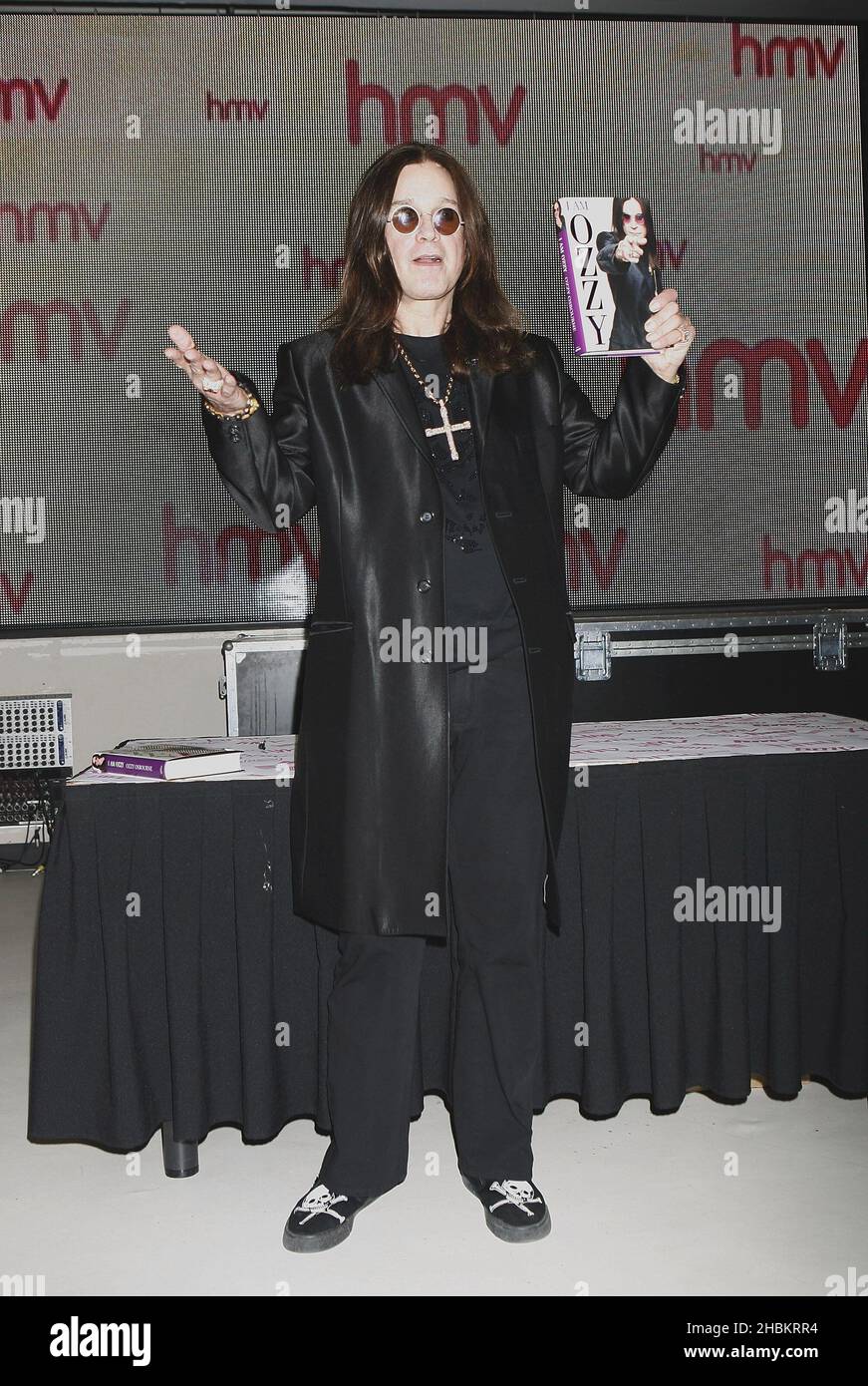 Ozzy Osbourne firma copie del suo nuovo libro, 'i am Ozzy' a HMV, Oxford Street, Londra Foto Stock