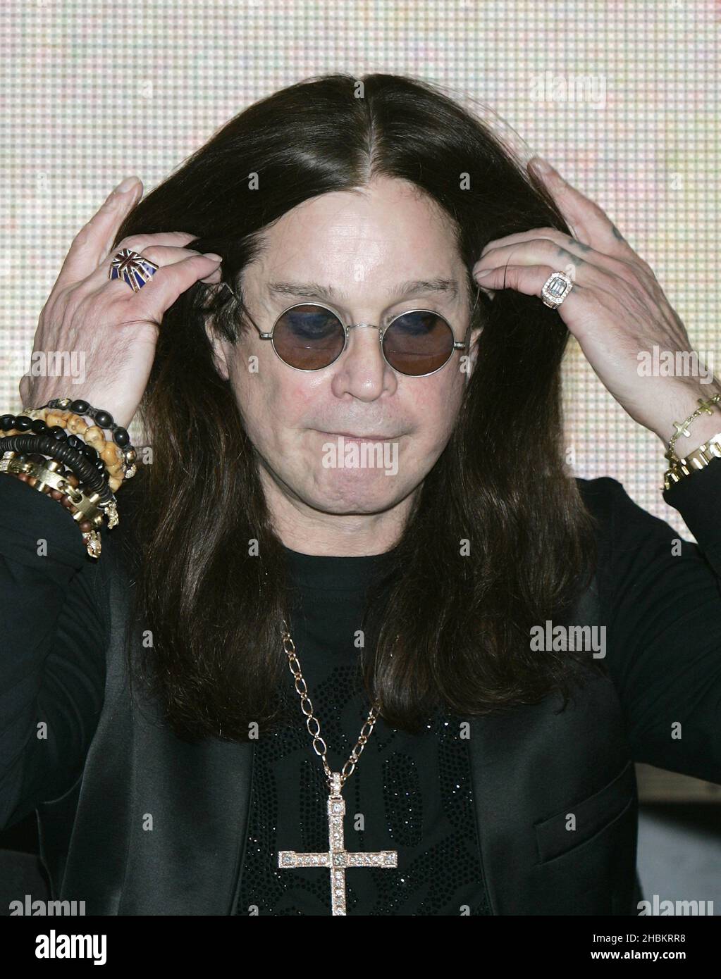 Ozzy Osbourne firma copie del suo nuovo libro, 'i am Ozzy' a HMV, Oxford Street, Londra Foto Stock