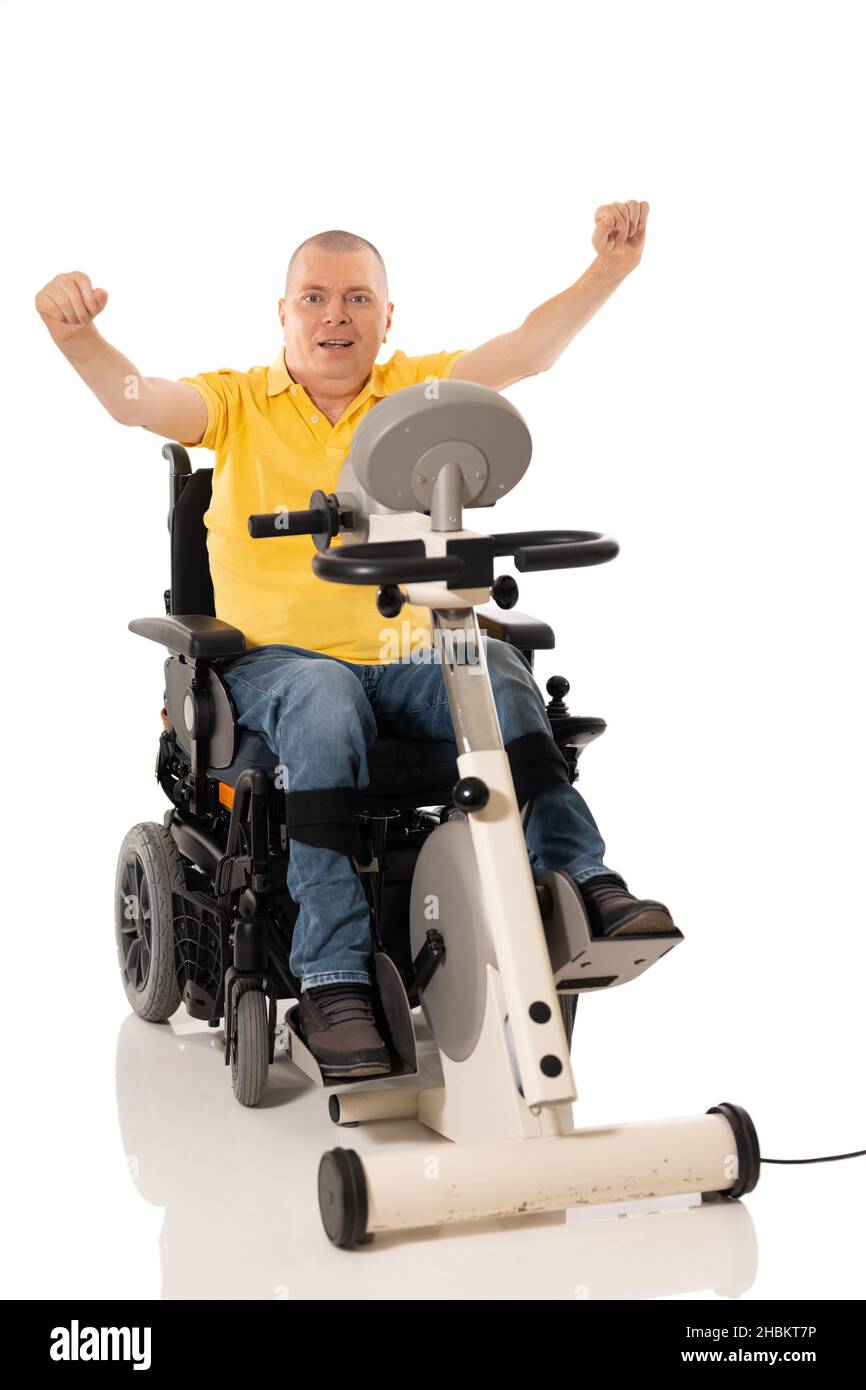 L'uomo disabile ha un'esercitazione di riabilitazione per le gambe. Mani libere. Moto per gambe e mani. Isolato su sfondo bianco Foto Stock