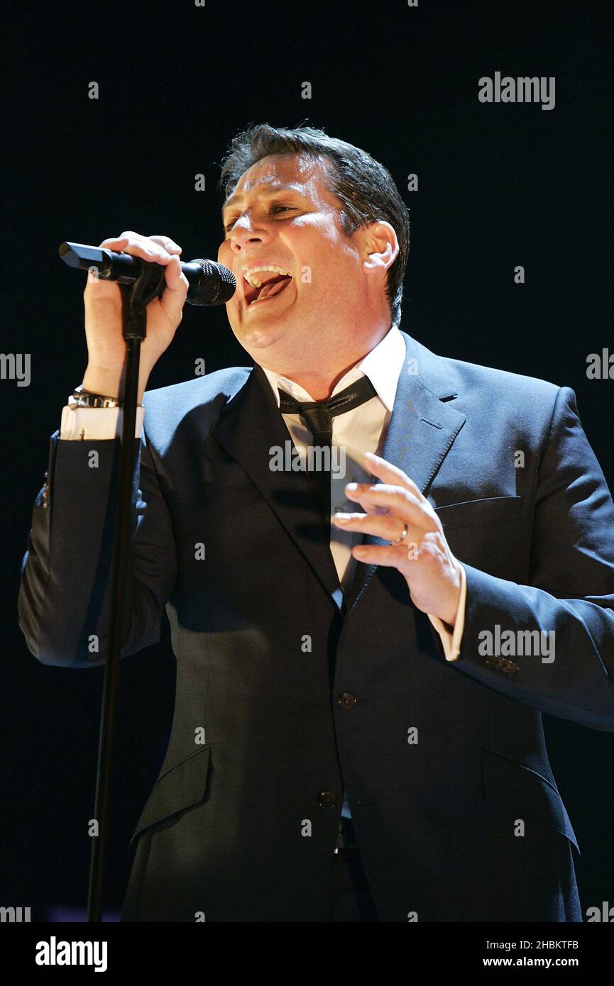 Tony Hadley di Spandau Ballet suona alla Arena 02 di Londra Foto Stock