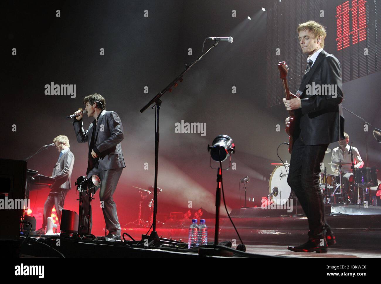 Magne Furuholmen, Morten Harket e Pal Waaktaar-Savoy di A-ha suonano all'Arena 02 di Londra. Foto Stock