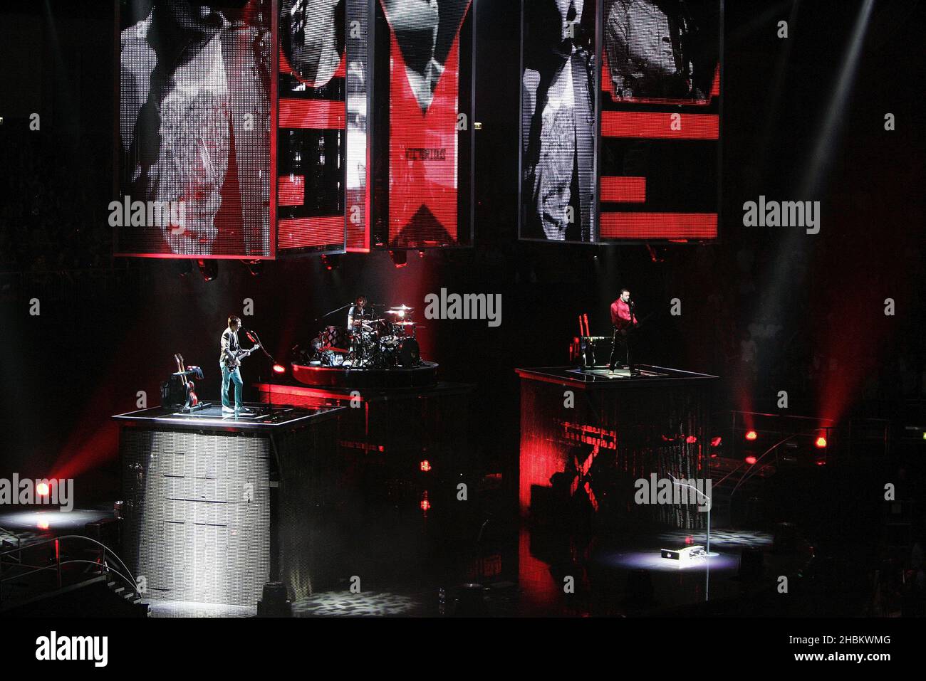 Matthew Bellamy (L), Dominic Howard (C) e Christopher Wolstenholme (R) di Muse suonano sul palco alla 02 Arena di Londra Foto Stock