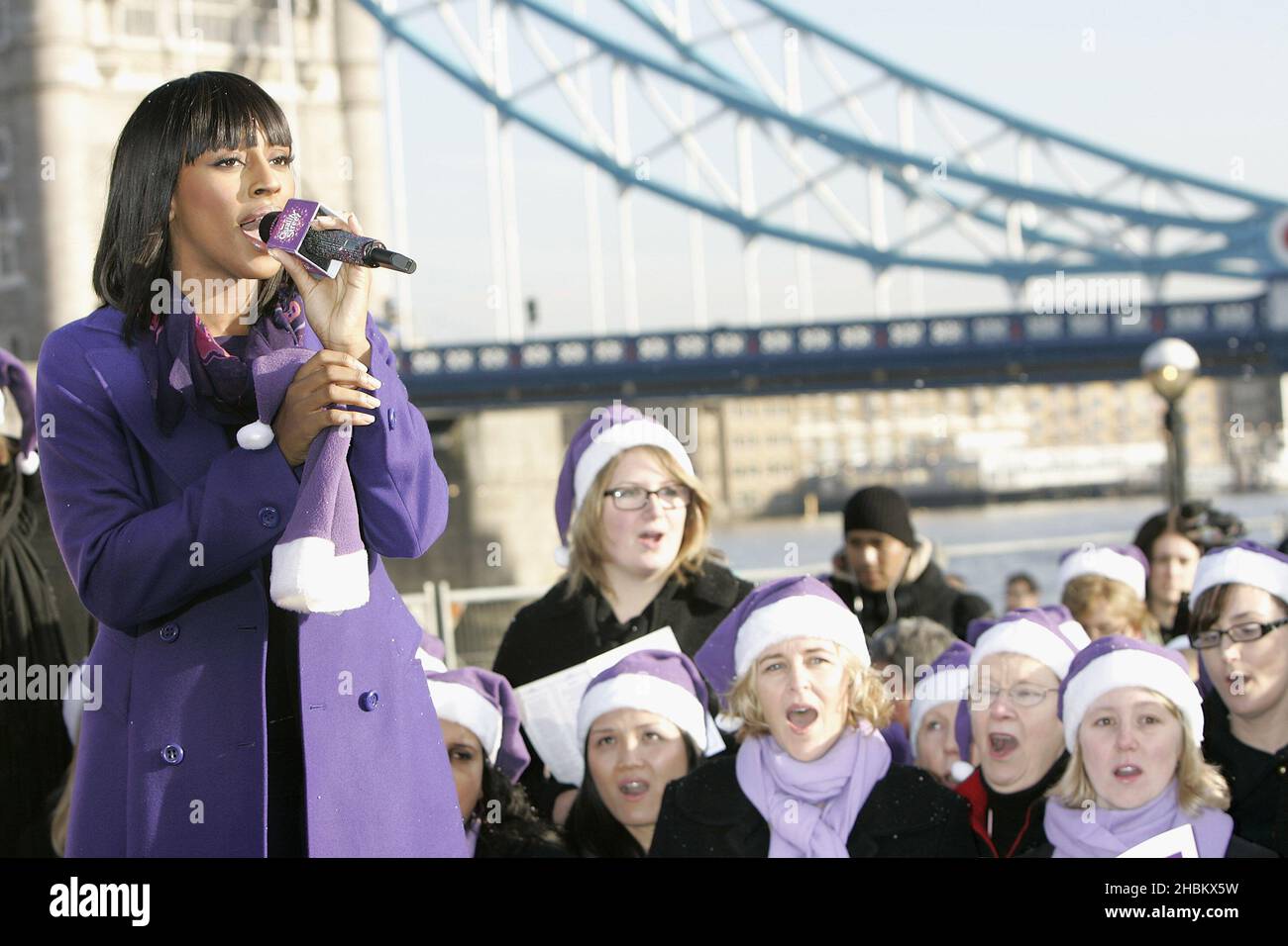 Alexandra Burke preforma come parte del conto alla rovescia di Natale di Quality Street cantando a lungo presso Potter's Fields South Bank, Londra Foto Stock