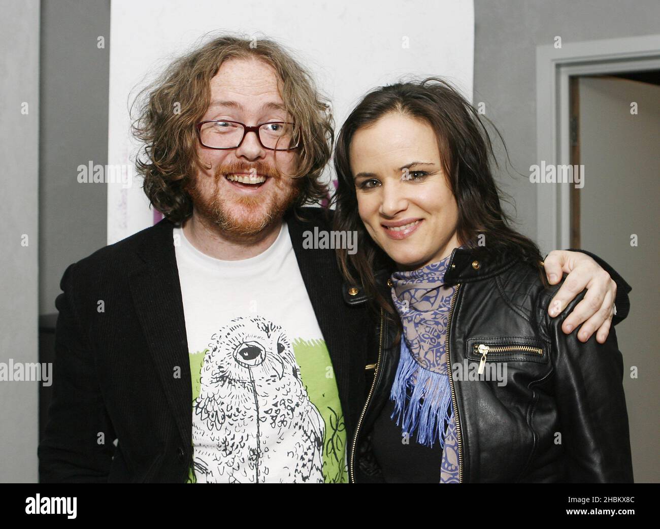 Juliette Lewis si presenta con DJ Jeff Lloyd dopo aver suonato alla Absolute radio di Londra Foto Stock