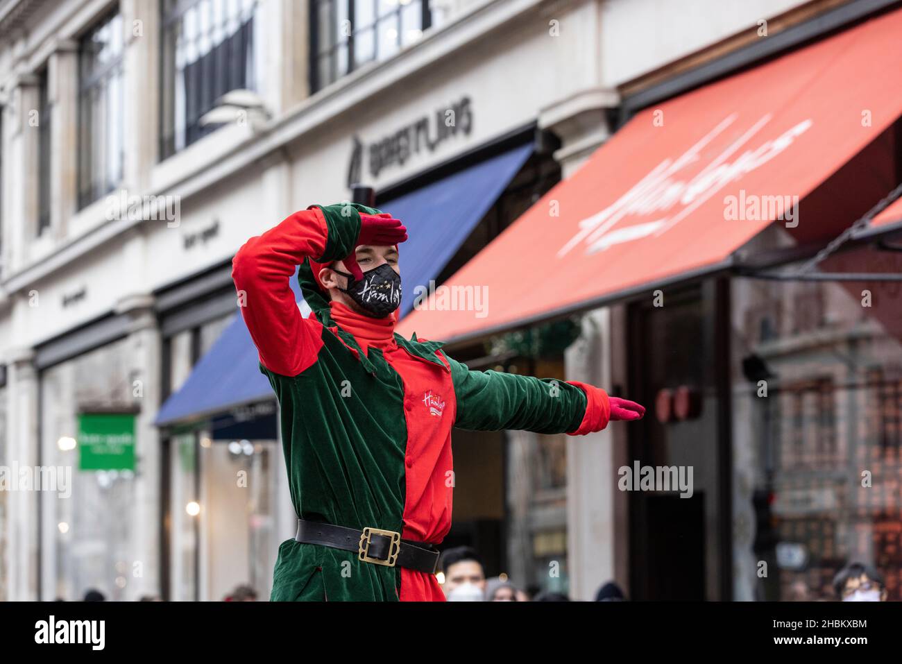 Gli acquirenti di Natale al di fuori del negozio di giocattoli Hamleys in Regent Street, mentre le custodie Omicron continuano a spirale prima delle festività, Londra, Regno Unito Foto Stock