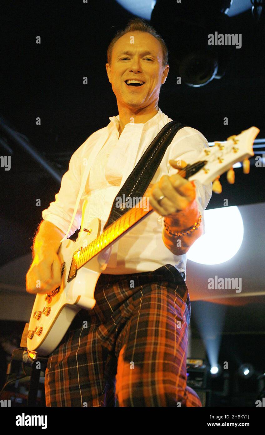 Gary Kemp di Spandau Ballet si esibisce in un concerto per Heart radio all'Orchid di Londra Foto Stock