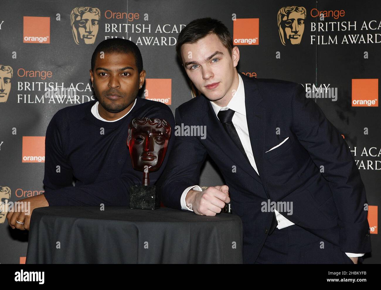 Noel Clarke presenta Nicholas Hoult come candidato per l'Orange Rising Star Award al BAFTA di Picadilly, Londra. Foto Stock