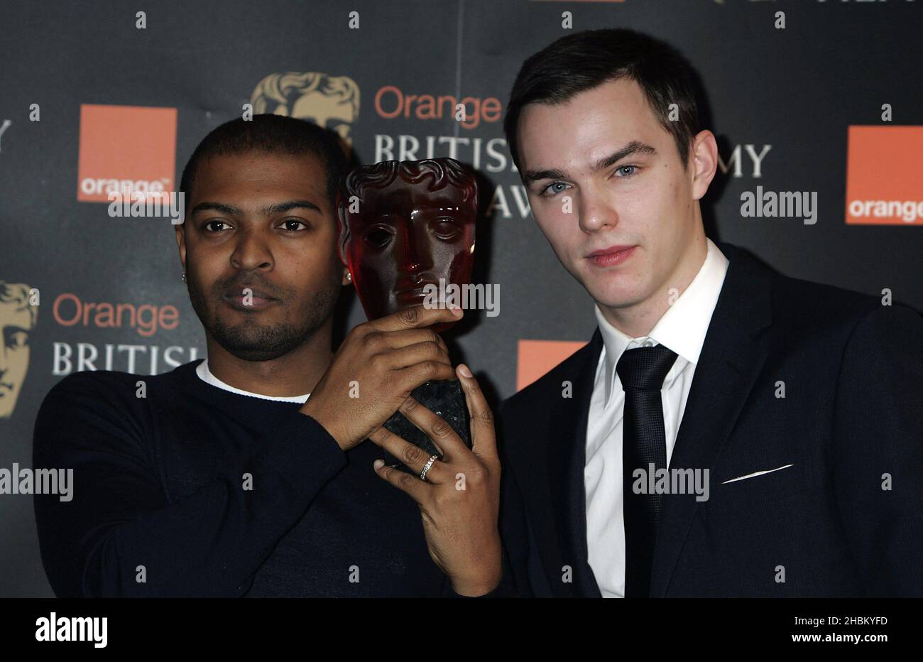 Noel Clarke presenta Nicholas Hoult come candidato per l'Orange Rising Star Award al BAFTA di Picadilly, Londra. Foto Stock