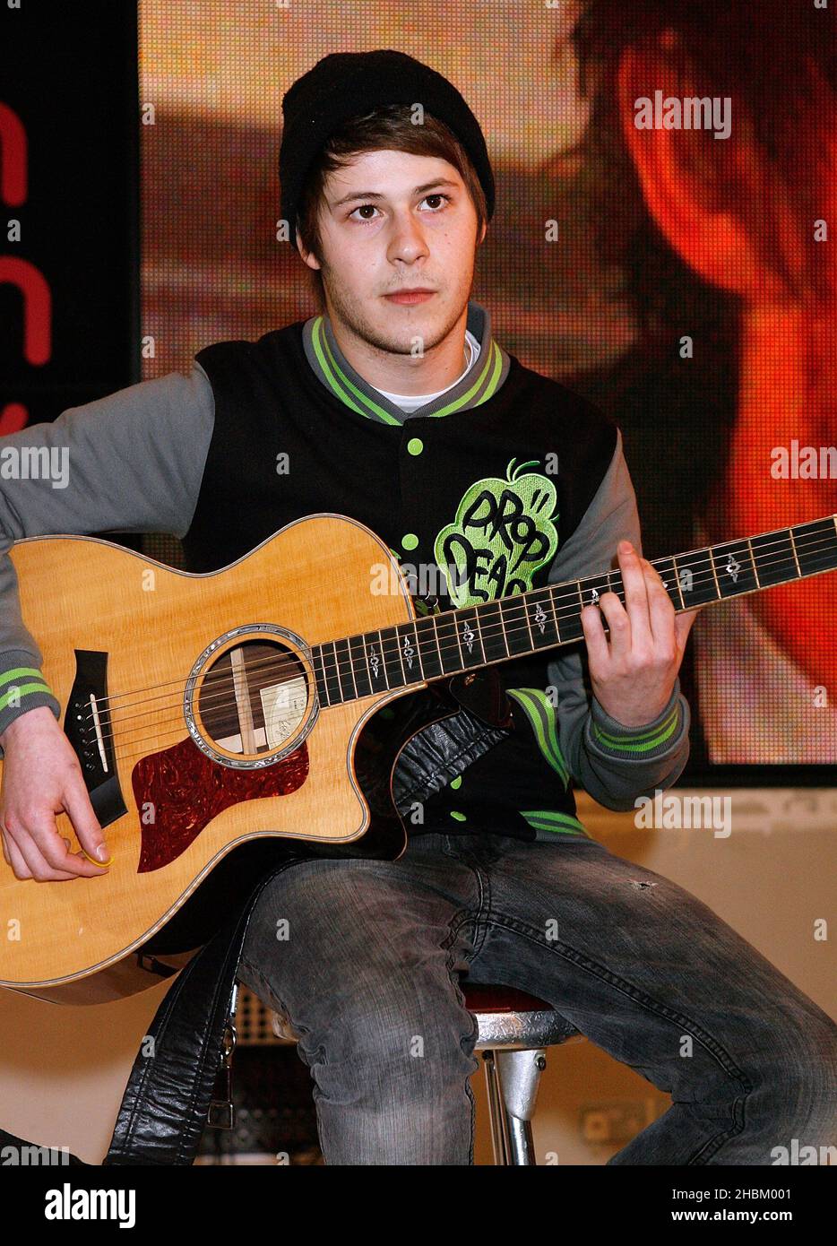 Matt Barnes of You Me at Six esegue un set acustico a HMV su Oxford Circus nel centro di Londra. Foto Stock