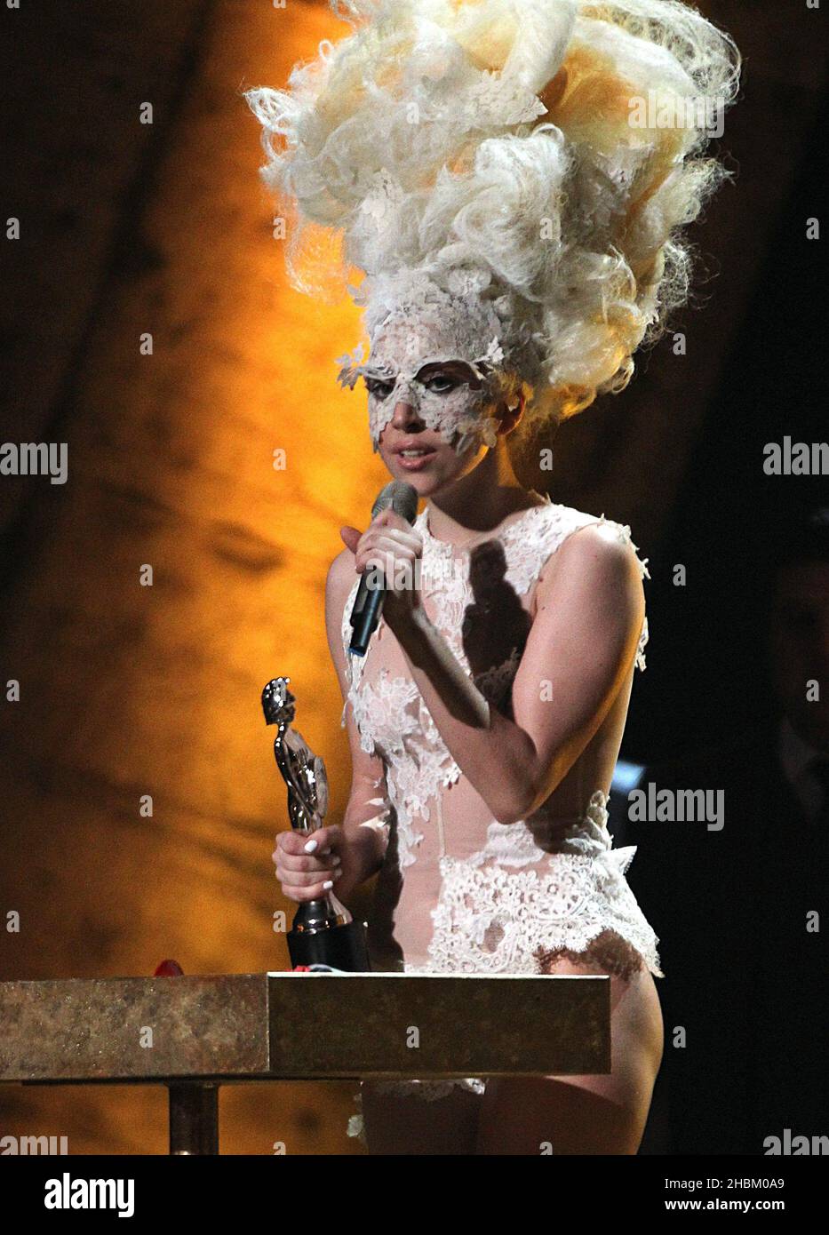 Lady Gaga con il premio International Female solo Artist Award durante I BRIT Awards 2010, presso Earls Court, Londra. Foto Stock