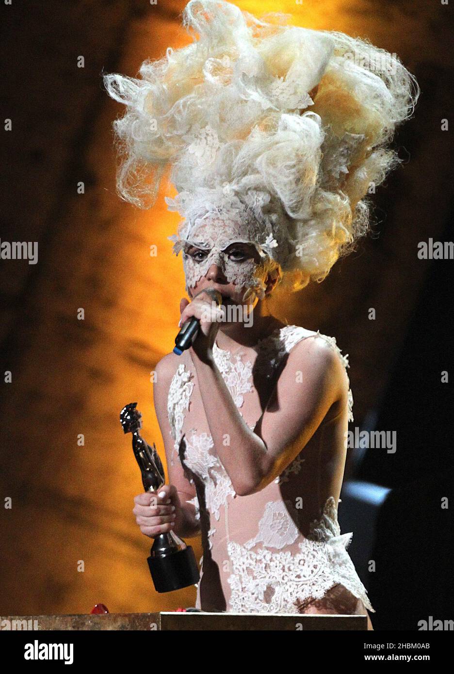 Lady Gaga con il premio International Female solo Artist Award durante I BRIT Awards 2010, presso Earls Court, Londra. Foto Stock