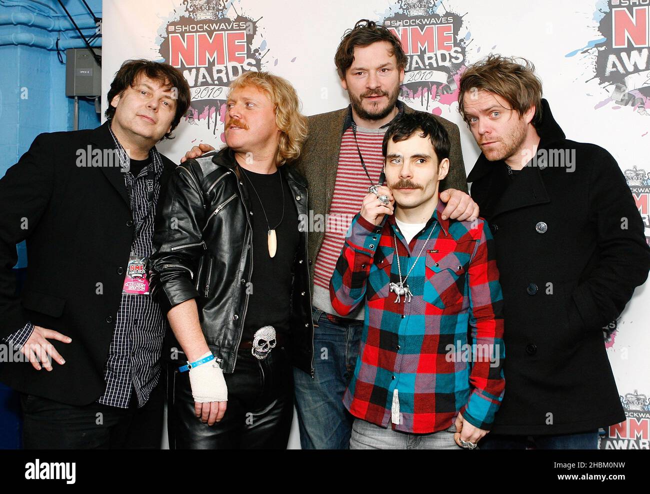 Rich Fulcher, Leigh Francis, Michael Fielding, Julian Barratt del Mighty Boosh posano con il Best DVD Award backstage nella sala NME Awards presso l'Academy Brixton di Londra del 02. Foto Stock