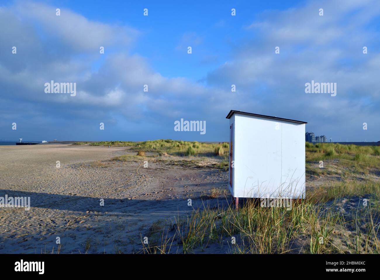 Una vista del piccolo WC sulla spiaggia di Breskens, Paesi Bassi Foto Stock