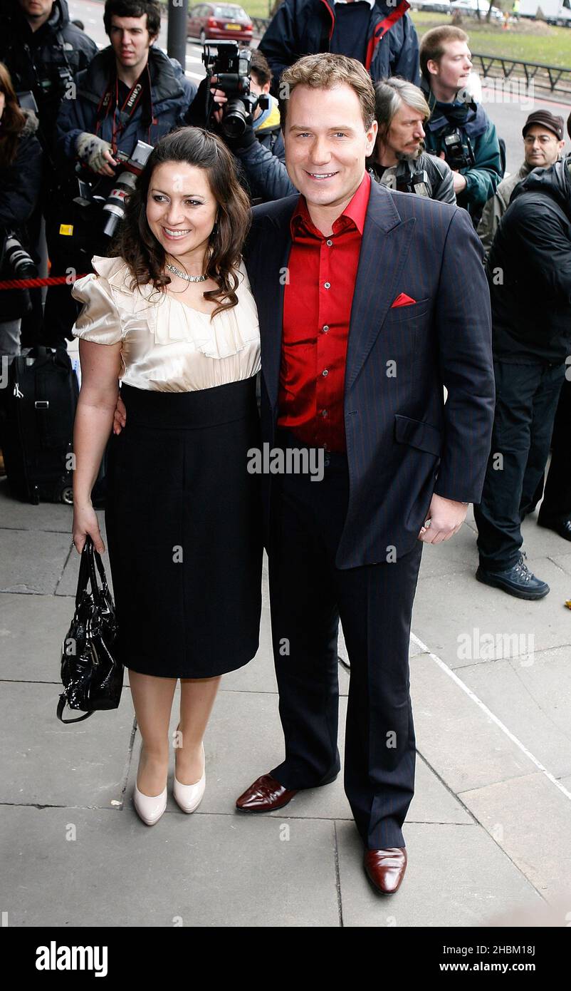 Richard Arnold e Clare Nasir arrivano al Tric Awards al Grosvenor House Hotel di Londra Foto Stock