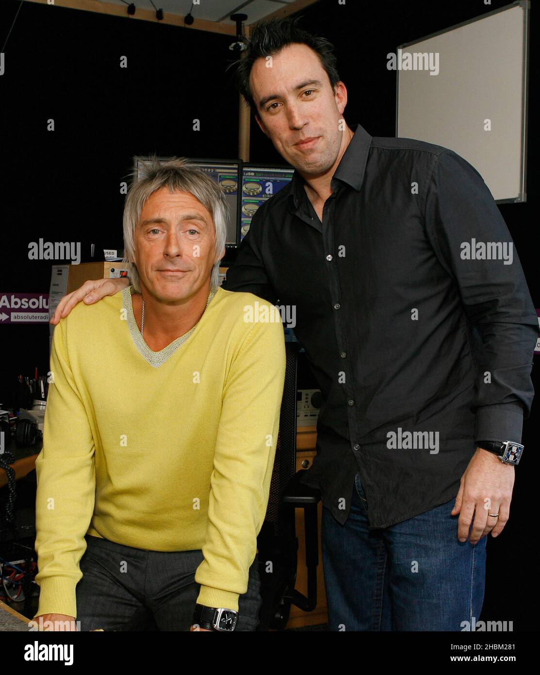 Paul Weller ad un'intervista con Christian o'Connell presso Absolute radio, Londra. Paul Weller lancia Absolute radio Live con un concerto esclusivo per soli 20 ascoltatori presso la sede centrale della stazione radio nazionale di Golden Square, Soho, Londra, il 20,2010 aprile. È l'inizio di una ricca serie di eventi dal vivo che Absolute radio trasmetterà quest'anno, tra cui l'Isle of Wight Festival, il V Festival e il Kings of Leon Live da Hyde Park. Foto Stock