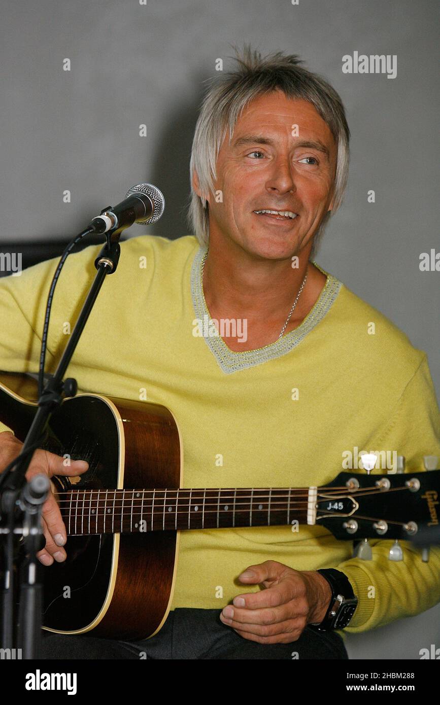 Paul Weller lancia Absolute radio Live con un concerto esclusivo per soli 20 ascoltatori presso la sede centrale della stazione radio nazionale di Golden Square, Soho, Londra, il 20,2010 aprile. È l'inizio di una ricca serie di eventi dal vivo che Absolute radio trasmetterà quest'anno, tra cui l'Isle of Wight Festival, il V Festival e il Kings of Leon Live da Hyde Park. Foto Stock