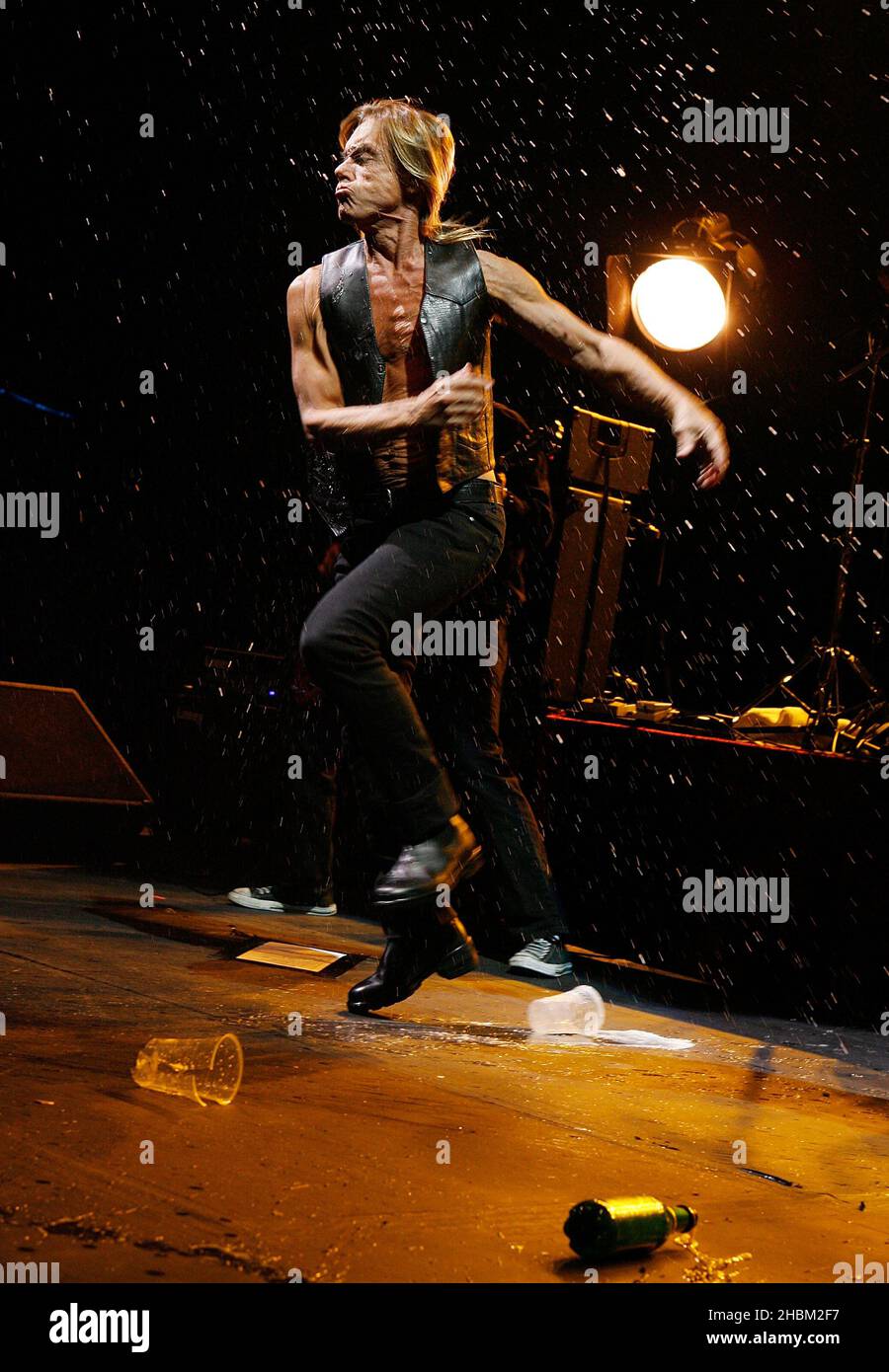 Iggy Pop suona all'HMV Apollo Hammersmith di Londra. Foto Stock