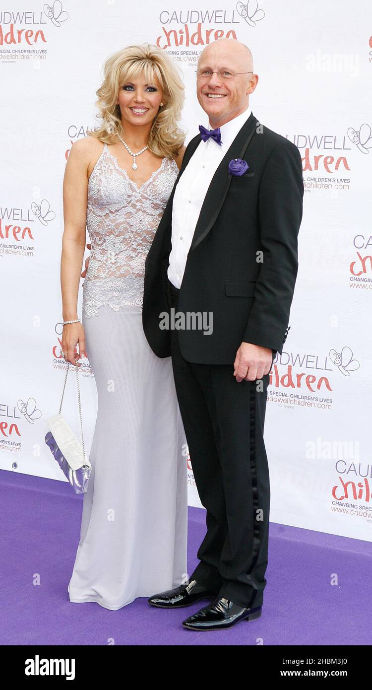 John Caudwell e sua moglie arrivano al Caudwell Children Buterfly Ball a Battersea Evolution, Londra. Foto Stock
