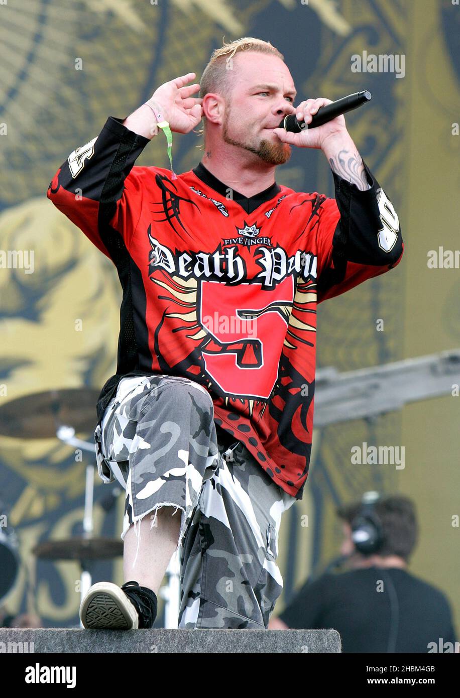 Zoltan Bathory, chitarrista di Five Finger Death Punch, si esibisce sul palco durante il giorno 2 al Download Festival di Castle Donnington, Leicestershire. Foto Stock