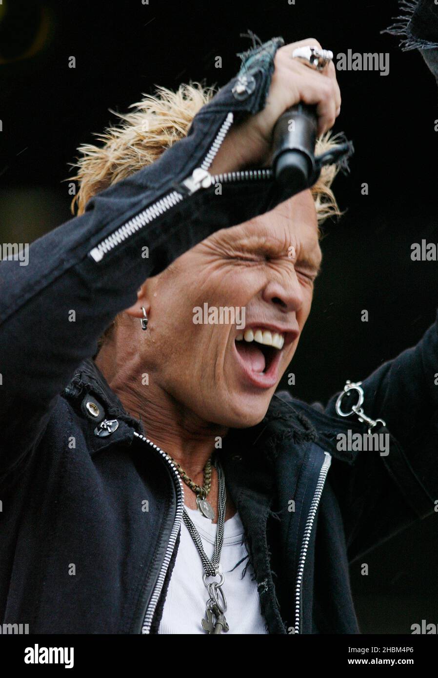 Billy Idol si esibisce sul palco durante il giorno 3 al Download Festival 2010 di Castle Donnington, Leicestershire. Foto Stock