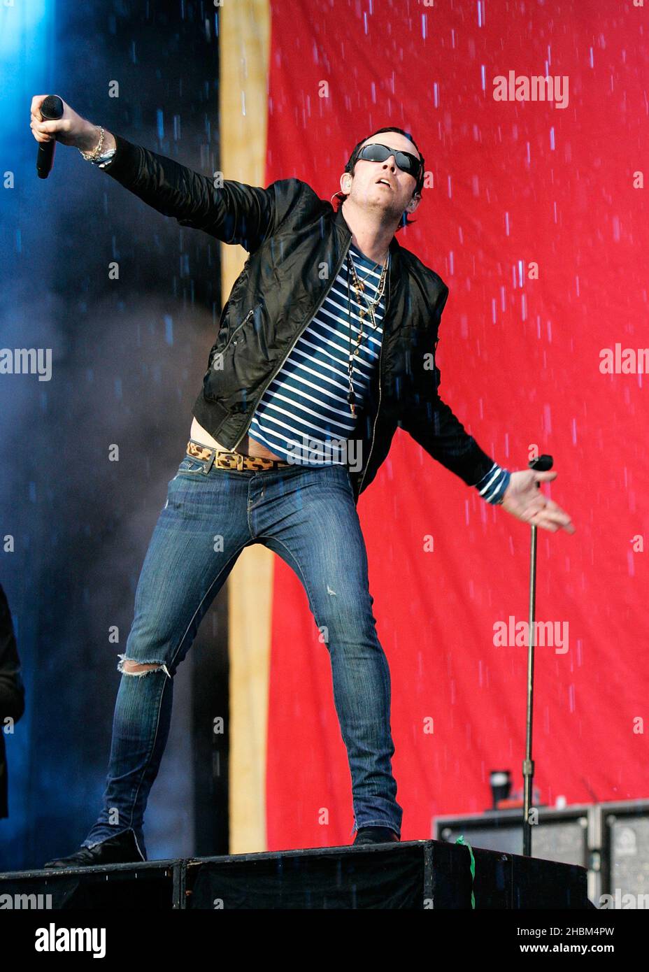 Scott Weiland e Stone Temple Pilots si esibiscono sul palco al Download Festival Day 3, Castle Donnington, Leicestershire Foto Stock