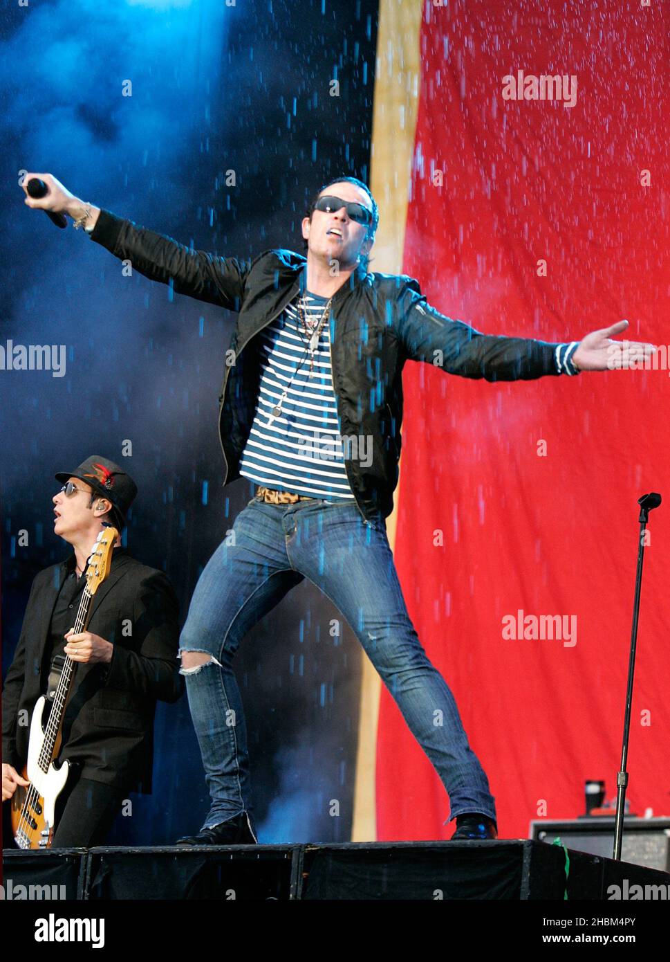 Scott Weiland e Stone Temple Pilots si esibiscono sul palco al Download Festival Day 3, Castle Donnington, Leicestershire Foto Stock