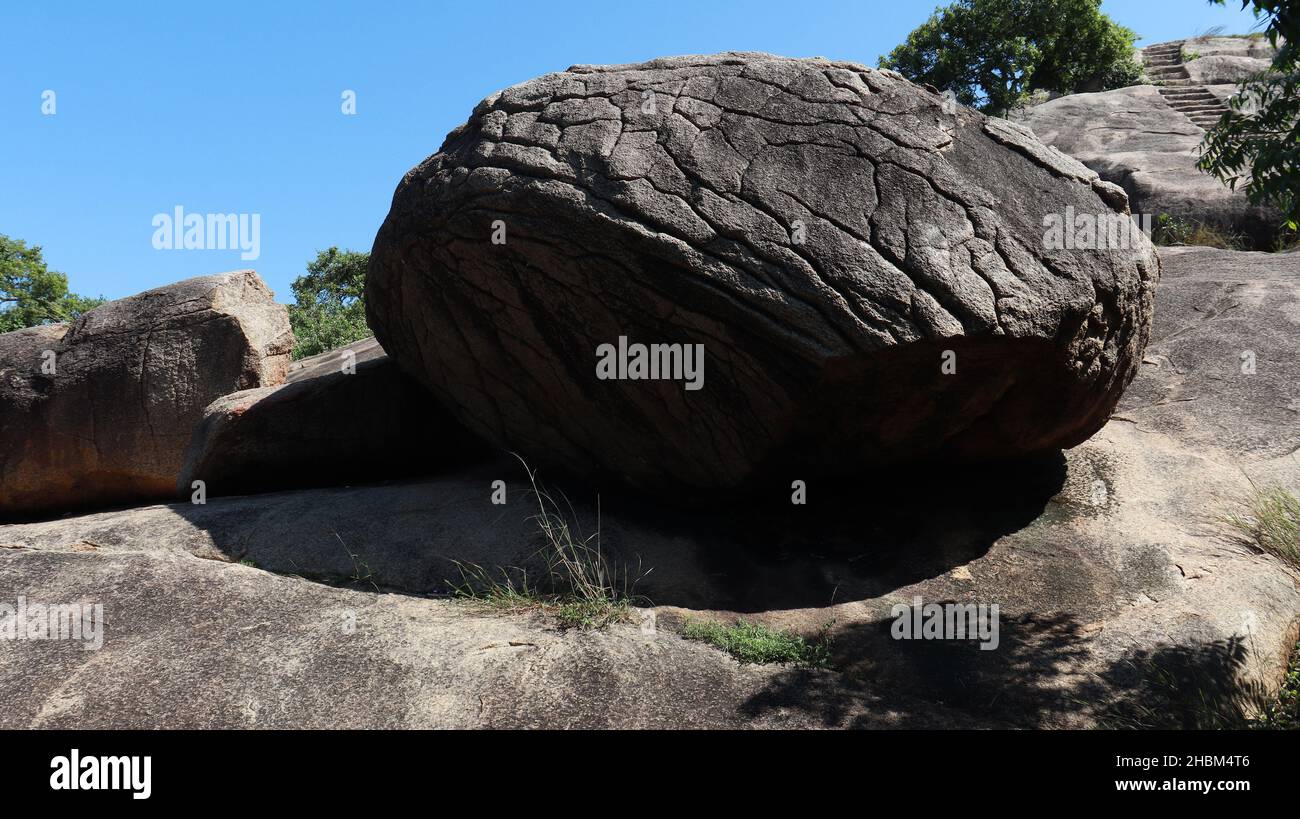 Bel paesaggio verde sempreverde e grandi rocce. E cielo blu. In mezzo alla natura. Foto Stock