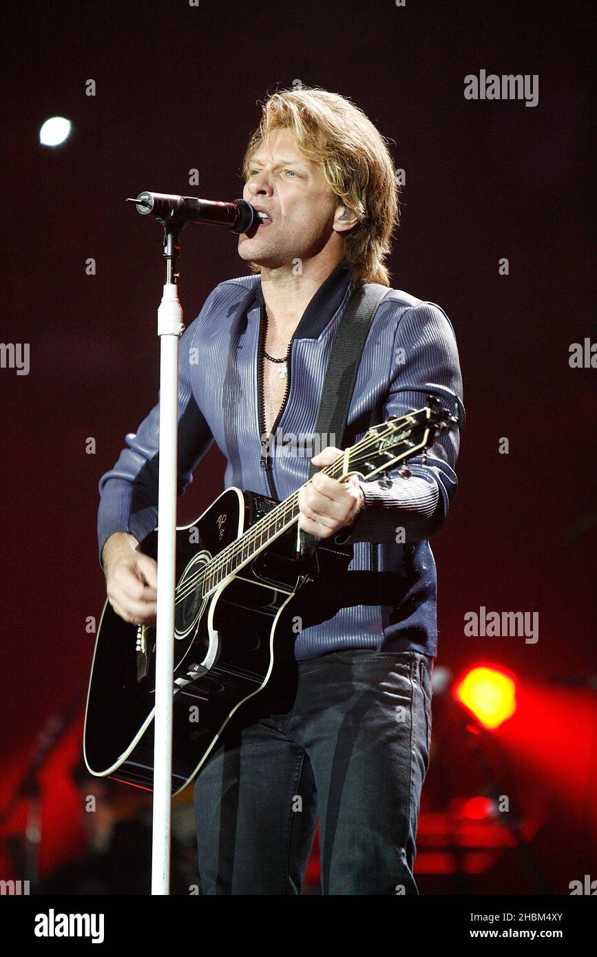 Jon Bon Jovi suona con Bon Jovi sul palco alla Arena O2 il 17 giugno 2010. Foto Stock