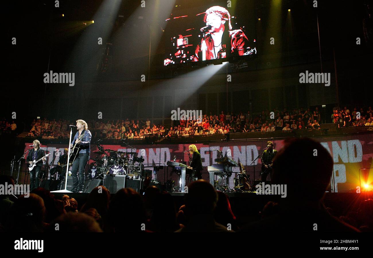 Jon Bon Jovi suona con Bon Jovi sul palco alla Arena O2 il 17 giugno 2010. Foto Stock