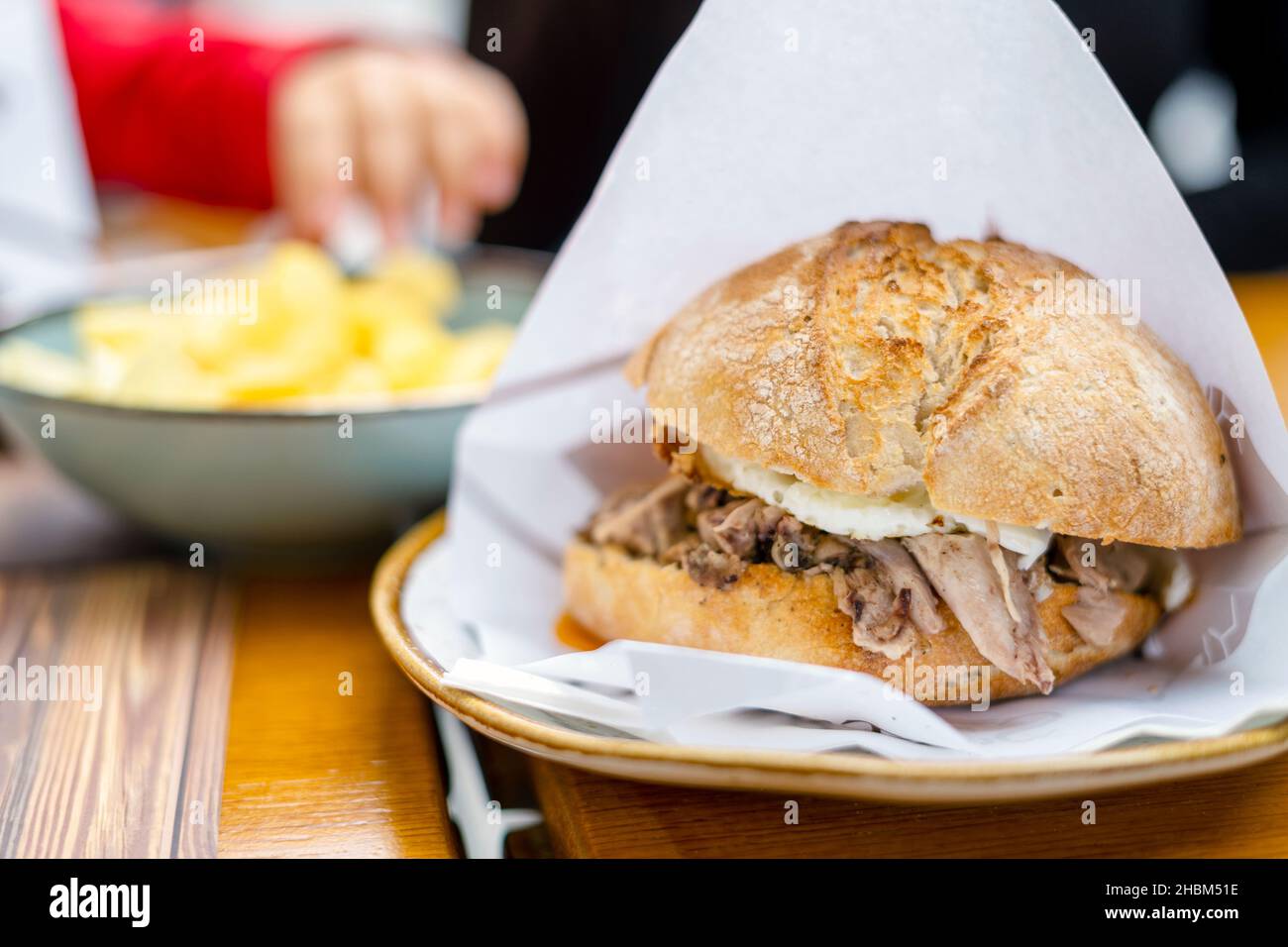 Delizioso pannolo con maialino delicato e uovo con patatine a parte, Portogallo Foto Stock