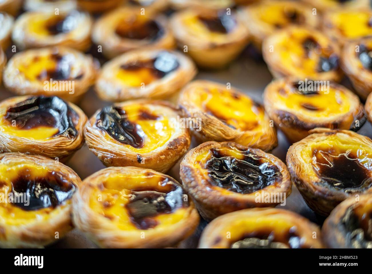 Primo piano di molti pastello de nata - dolce tradizionale portoghese Foto Stock