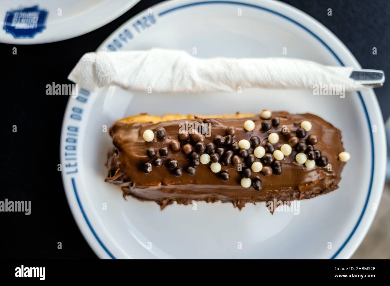 Porto, Portogallo - 25 settembre 2021: Gustosa pasta di eclair ripiena e ricoperta di cioccolato in Leitaria da Quinta do pazo Foto Stock