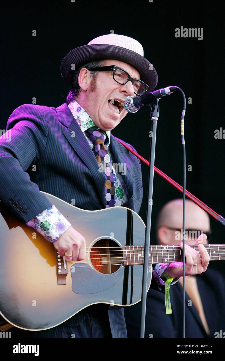 Elvis Costello si esibisce sul palco presso l'Hard Rock Calling, Hyde Park, Londra Foto Stock
