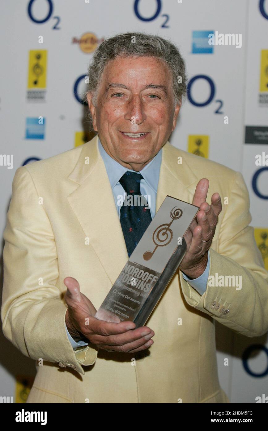Tony Bennett con Sony Ericsson Lifetime Achievement Award al Silver Cleff Awards all'Hilton Hotel, Park Lane, Londra Foto Stock