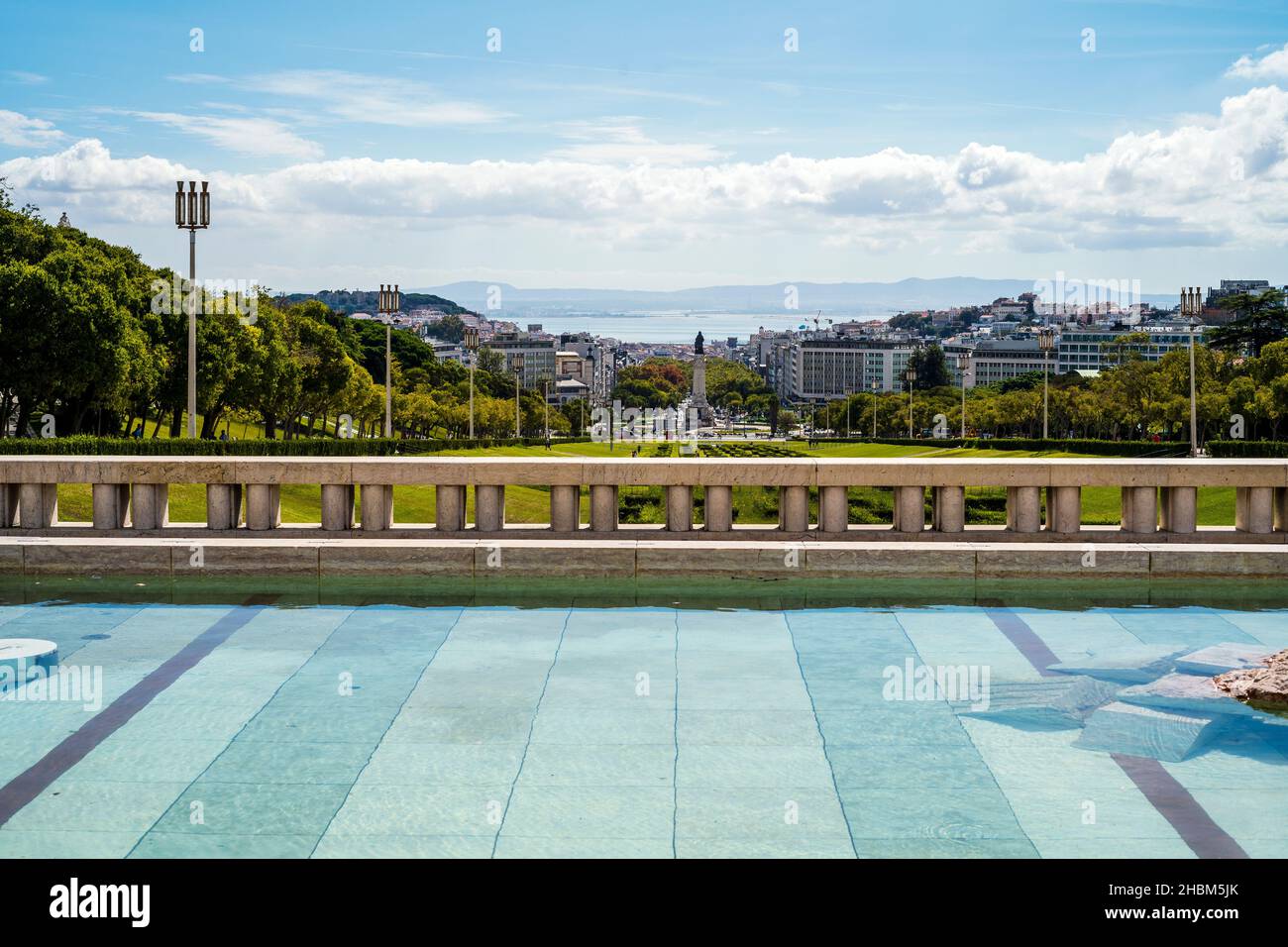 Una fontana nel giardino Eduardo VII con una statua del marchese di Pombal alla fine, Lisbona, Portogallo Foto Stock
