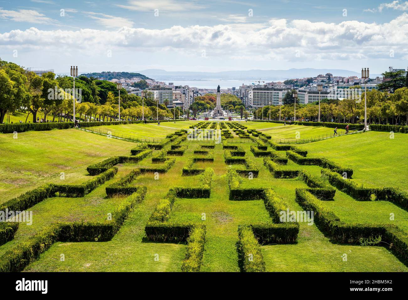 Eduardo VII giardino con una statua del marchese di Pombal alla fine, Lisbona, Portogallo Foto Stock
