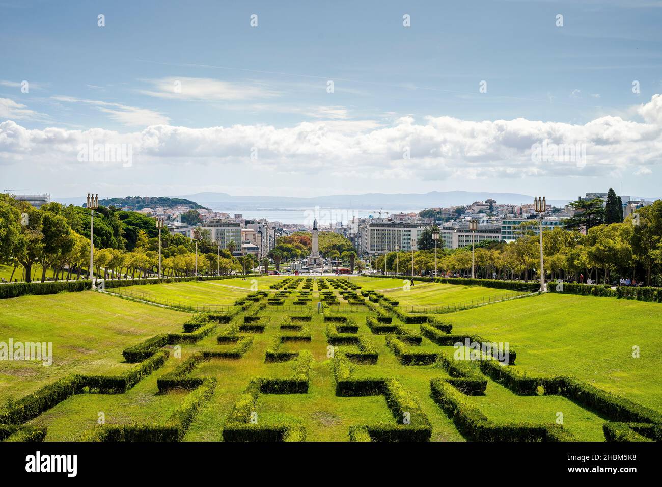 Eduardo VII giardino con una statua del marchese di Pombal alla fine, Lisbona, Portogallo Foto Stock